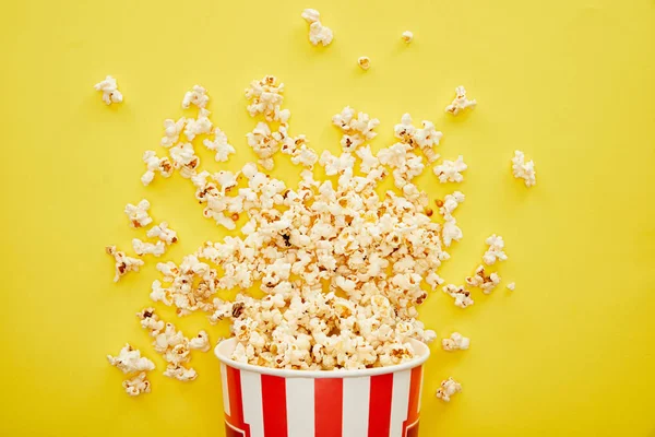 Pohled Delikátní Popcorn Proužkované Kbelíku Žlutém Pozadí — Stock fotografie