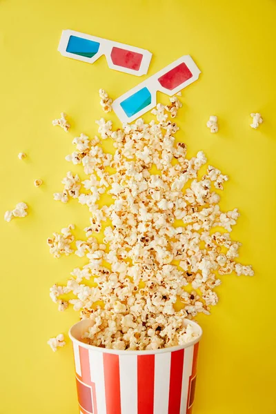 Vista Dall Alto Deliziosi Popcorn Sparsi Vicino Occhiali Sfondo Giallo — Foto Stock