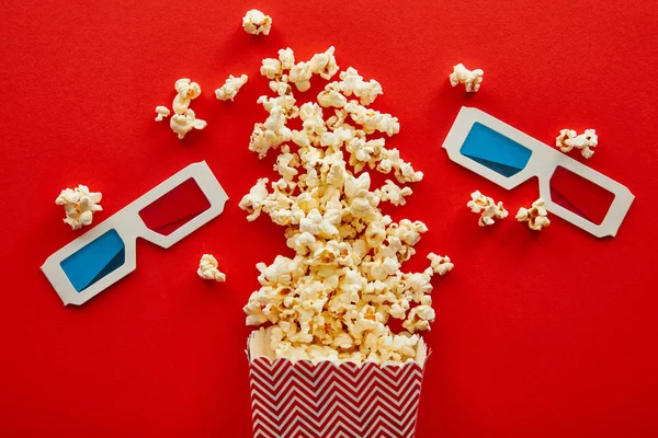 Draufsicht Auf Köstliches Popcorn Auf Rotem Hintergrund Mit Gläsern — Stockfoto