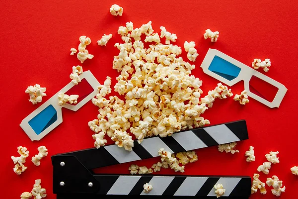 Top View Delicious Popcorn Clapper Board Glasses Red Background — Stock Photo, Image