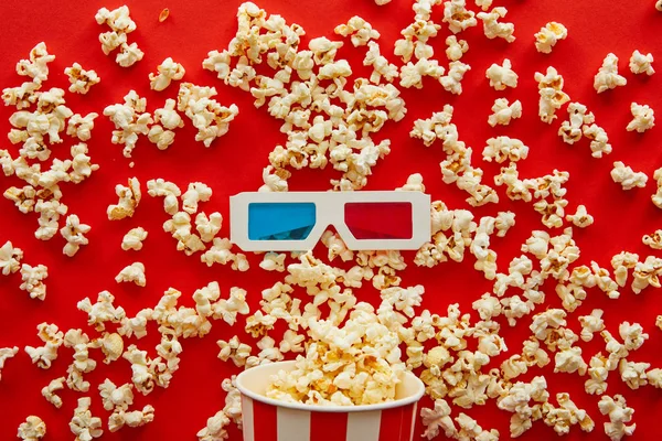 Top Uitzicht Van Heerlijke Popcorn Verspreid Van Gestreepte Emmer Buurt — Stockfoto