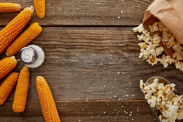 Top View Delicious Popcorn Corn Salt Wooden Background — Stock Photo, Image