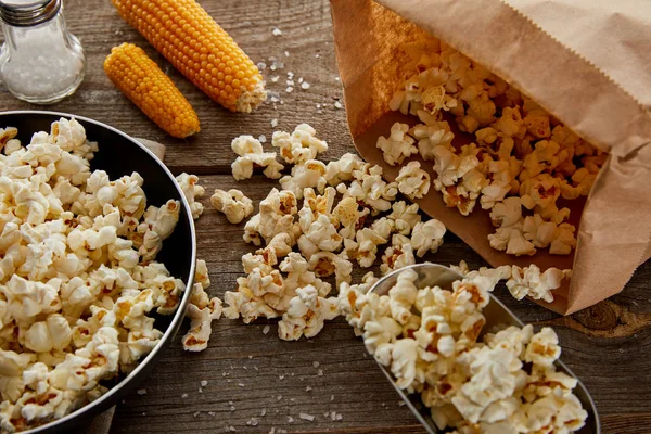 Leckeres Popcorn Der Pfanne Der Nähe Von Mais Und Salz — Stockfoto