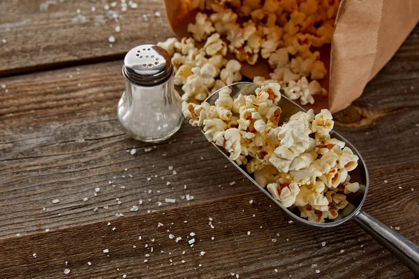 Top View Delicious Popcorn Salt Scattered Wooden Background — Stock Photo, Image