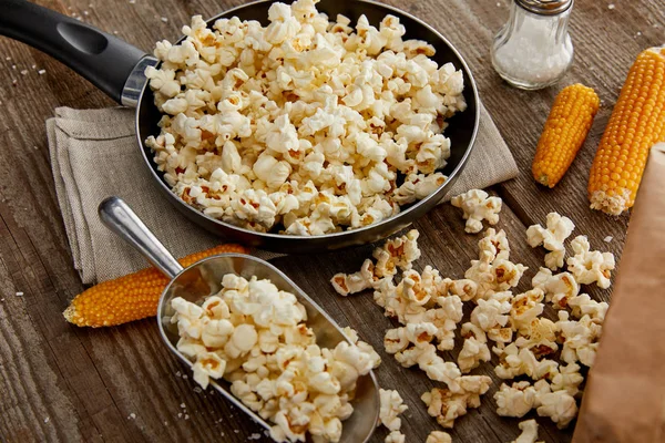 Leckeres Popcorn Der Pfanne Und Auf Dem Holztisch — Stockfoto