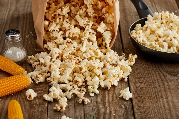 Popcorn Aus Papiertüte Der Nähe Von Mais Und Pfanne Auf — Stockfoto