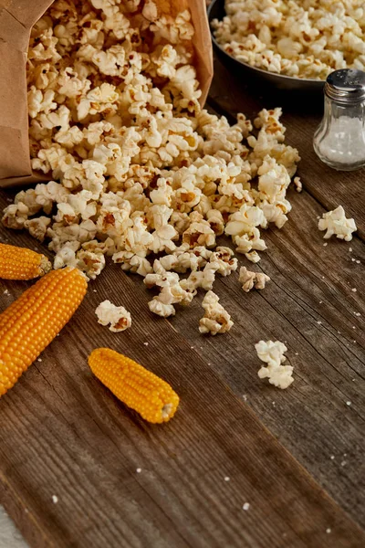 Köstliches Popcorn Aus Papiertüte Der Nähe Von Mais Und Pfanne — Stockfoto