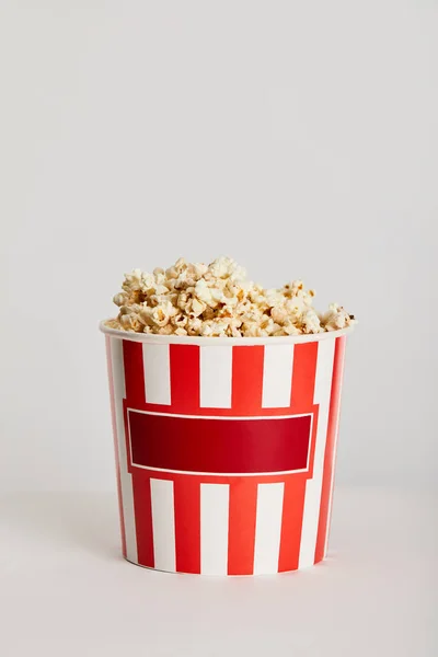 Deliziosi Popcorn Secchiello Carta Strisce Rosse Isolato Grigio — Foto Stock