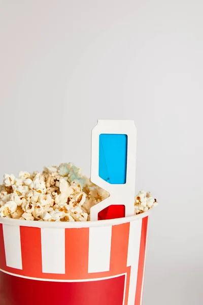 Smakelijke Verse Popcorn Emmer Met Bril Geïsoleerd Grijs — Stockfoto