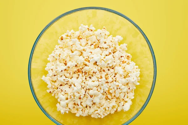 Top View Delicious Popcorn Glass Bowl Yellow Background — Stock Photo, Image