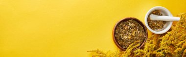 goldenrod ile sarı arka plan üzerinde havaneli ile havan topları panoramik çekim