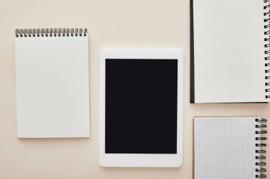 bej üzerine boş ekran izole edilmiş dijital tablet yakınındaki dizüstü bilgisayarlar 