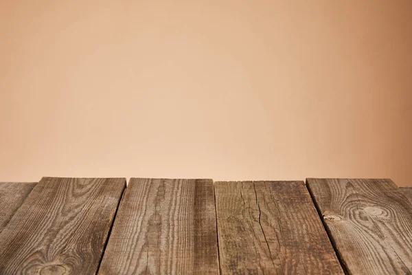 空质朴的木桌隔离在棕色 — 图库照片