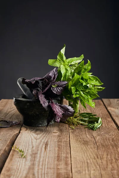 Mortier Basilic Vert Violet Frais Avec Romarin Sur Table Bois — Photo