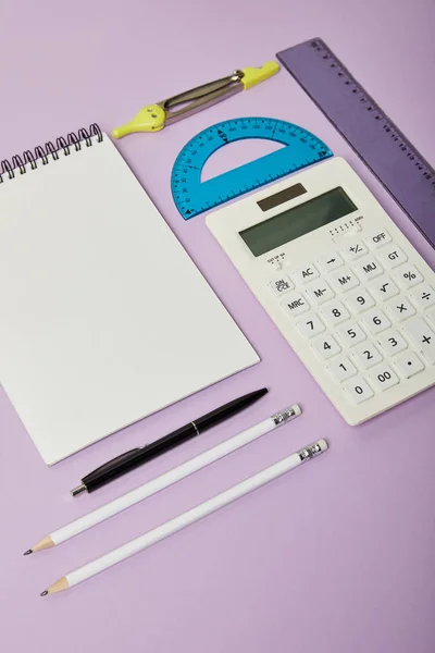 Линейки Калькулятор Возле Ноутбука Канцелярских Принадлежностей Изолированы Фиолетовый — стоковое фото