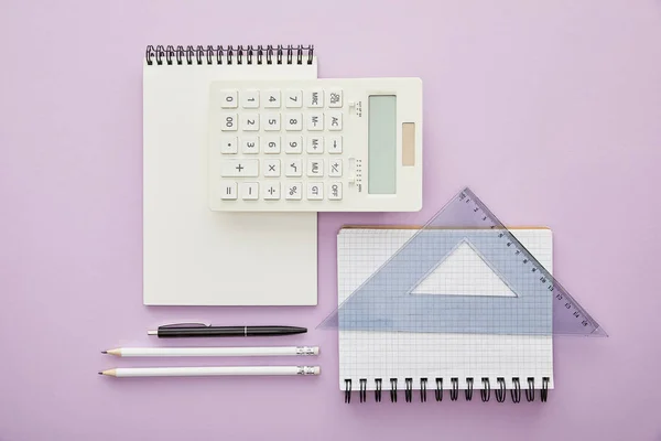 Vedere Sus Triunghiului Riglei Notebook Apropierea Calculatorului Papetăriei Izolate Violet — Fotografie, imagine de stoc