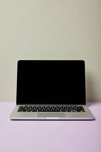 Laptop Com Tela Branco Cinza Roxo — Fotografia de Stock