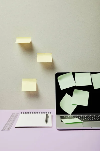 Notas Pegajosas Verdes Portátil Cerca Del Cuaderno Regla Pluma Gris — Foto de Stock