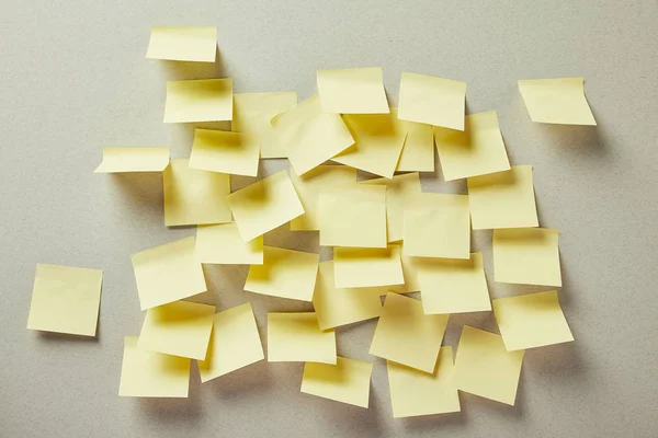 Κίτρινες Και Κενές Αυτοκόλλητες Σημειώσεις Στο Γκρι — Φωτογραφία Αρχείου