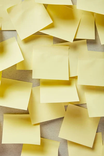 Κενές Και Κίτρινες Αυτοκόλλητες Σημειώσεις Στο Γκρι — Φωτογραφία Αρχείου
