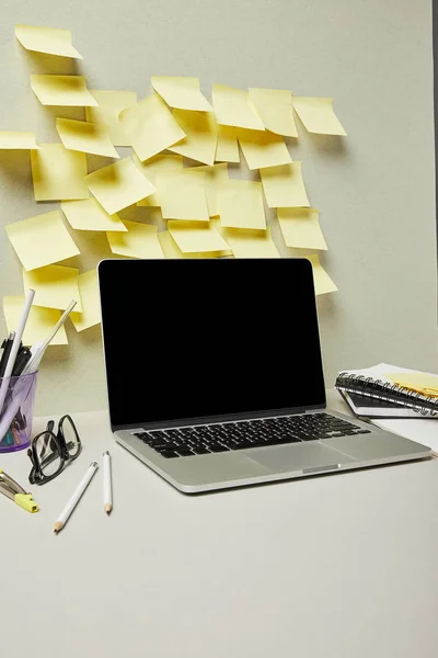 Portátil Con Pantalla Blanco Cerca Notas Adhesivas Amarillas Papelería Gris —  Fotos de Stock