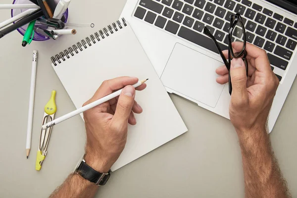 Pohled Shora Muže Držícího Tužku Brýle Poblíž Notebooku Izolované Šedé — Stock fotografie