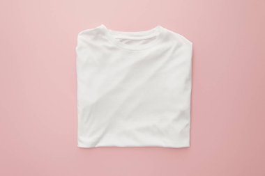 pembe arka plan üzerinde boş beyaz katlanmış t-shirt üst görünümü
