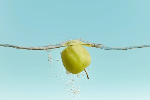 Mogen Grönt Äpple Vatten Med Bubblor Blå Bakgrund — Stockfoto