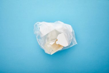 mavi arka plan üzerinde tek kullanımlık karton kaplar ile plastik torba üst görünümü