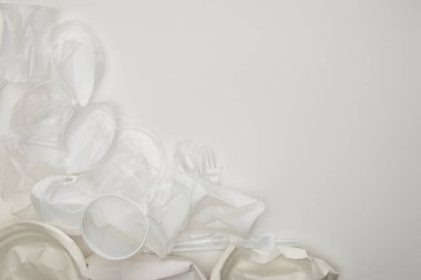 kopya alanı ile buruşturulmuş plastik bardak ve plakalar beyaz arka plan üst görünümü