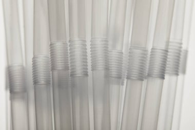 şeffaf plastik pipetlerin yakın görünümü