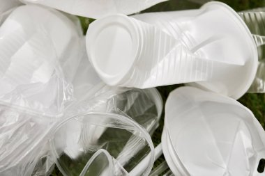 buruşturulmuş plastik bardak yığınının yakın görünümü 