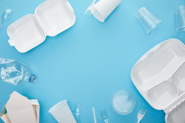 kopya alanı ile mavi arka plan üzerinde plastik ve karton tek kullanımlık çöp üst görünümü