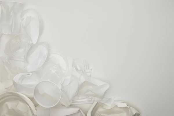 Bovenaanzicht Van Verfrommeld Plastic Bekers Platen Witte Achtergrond Met Kopieer — Stockfoto