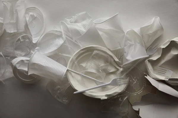 Felülnézet Gyűrött Műanyag Csészék Tányérok Kartondobozok Fehér Háttérrel Árnyékkal — Stock Fotó