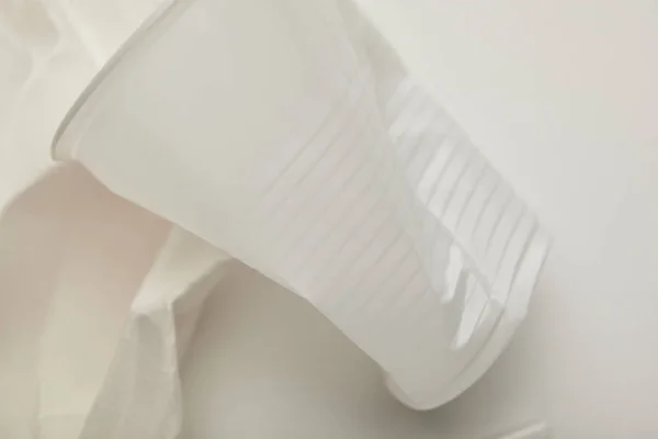 Close Weergave Van Verfrommeld Plastic Beker Witte Achtergrond — Stockfoto