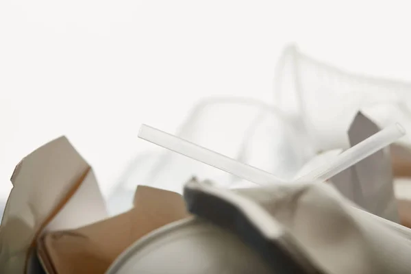 白い背景にくしゃくしゃの使い捨て容器とカップのクローズアップビュー — ストック写真