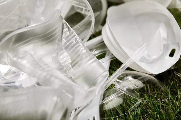 Vista Perto Copos Plástico Amassados Lixo Grama — Fotografia de Stock