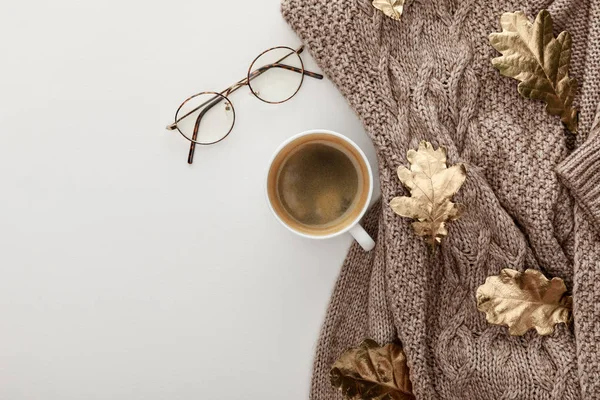Draufsicht Auf Strickpullover Brille Kaffee Und Goldenes Laub Auf Weißem — Stockfoto