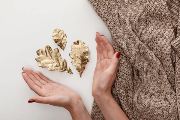 Abgeschnittene Ansicht Weiblicher Hände Der Nähe Goldener Blätter Und Gestrickter — Stockfoto