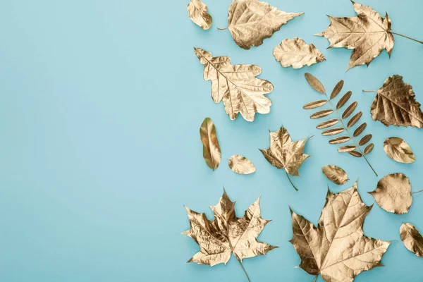 Bovenaanzicht Van Herfst Gouden Bladeren Blauwe Achtergrond Met Kopieer Ruimte — Stockfoto