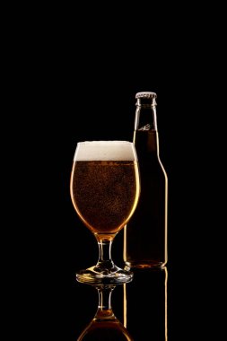 siyah izole beyaz köpük ile şişe ve bira cam
