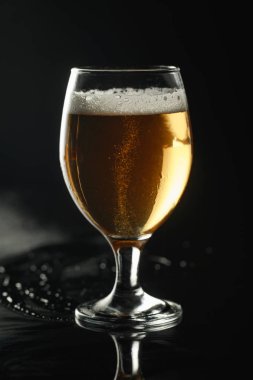 siyah izole ıslak yüzeyüzerinde köpük ile bira cam