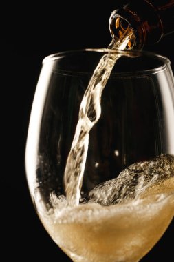 siyah izole sıçrama ile cam içine şişe akan bira