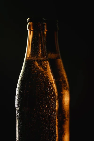 Botellas Vidrio Cerveza Con Gotas Agua Aisladas Negro — Foto de Stock