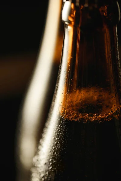 Vista Perto Garrafa Marrom Molhada Cerveja Com Bolhas Isoladas Preto — Fotografia de Stock