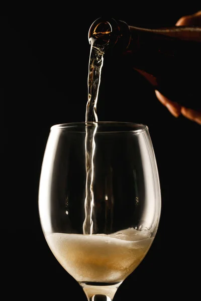 Частковий Вид Людину Поливає Пиво Склянку Ізольовано Чорному — стокове фото