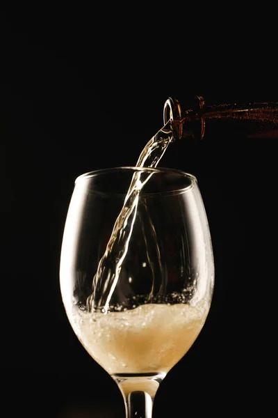 ボトルからガラスに流れるビールは黒で隔離された — ストック写真