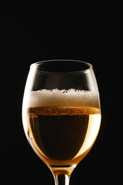 Szklanka Piwa Pianką Izolowaną Czarno — Zdjęcie stockowe