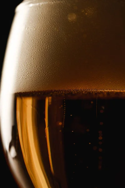 Vista Cerca Cerveza Con Espuma Aislada Negro — Foto de Stock